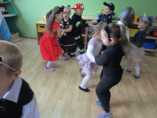  Grafika #1: Bal karnawałowy