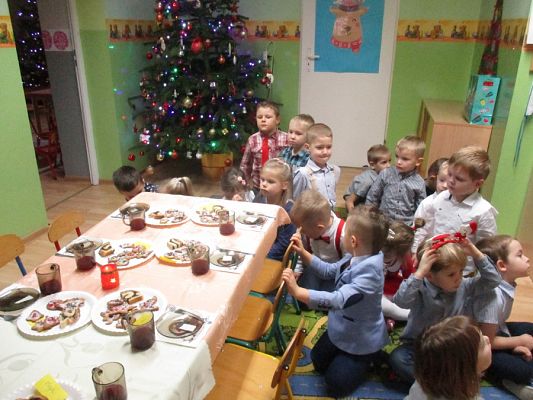  Grafika #3: Uroczysta Wigilia w przedszkolu