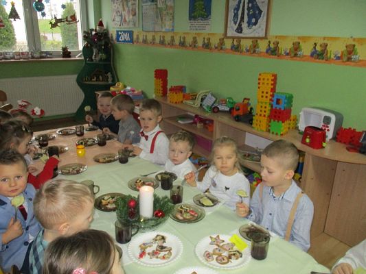  Grafika #5: Uroczysta Wigilia w przedszkolu