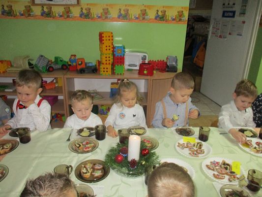  Grafika #7: Uroczysta Wigilia w przedszkolu