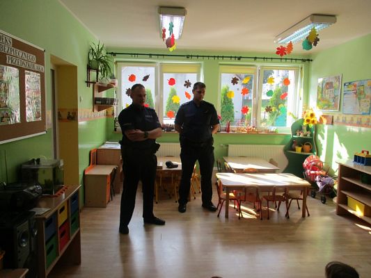  Grafika #0: Policjanci w przedszkolu