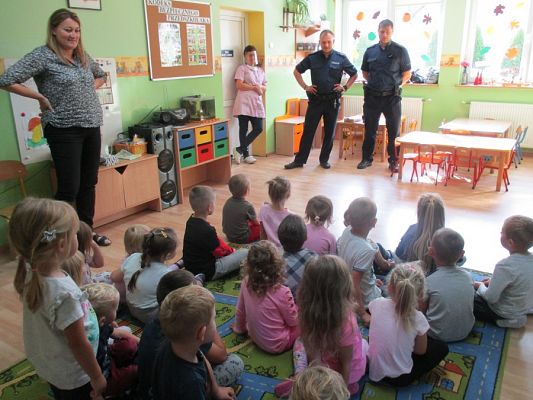  Grafika #4: Policjanci w przedszkolu