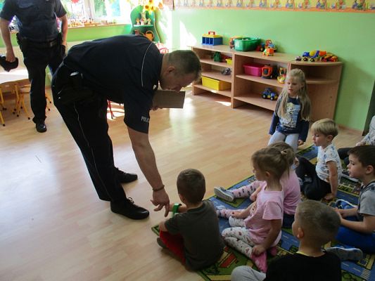  Grafika #7: Policjanci w przedszkolu