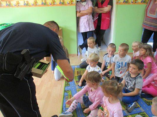  Grafika #8: Policjanci w przedszkolu