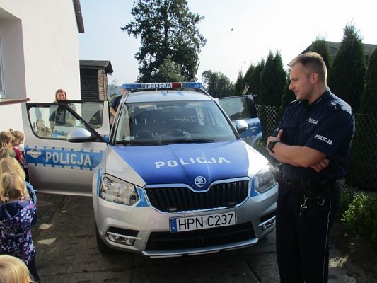  Grafika #12: Policjanci w przedszkolu