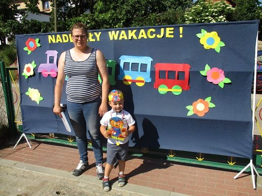 Grafika #1: Galeria zdjęć dzieci i rodziców z rozdania dyplomów i nagród