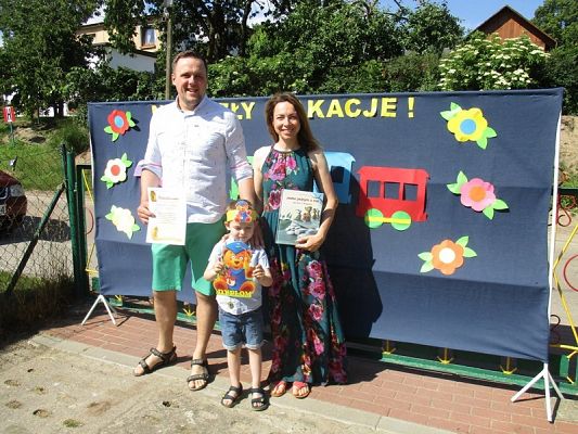 Grafika #2: Galeria zdjęć dzieci i rodziców z rozdania dyplomów i nagród