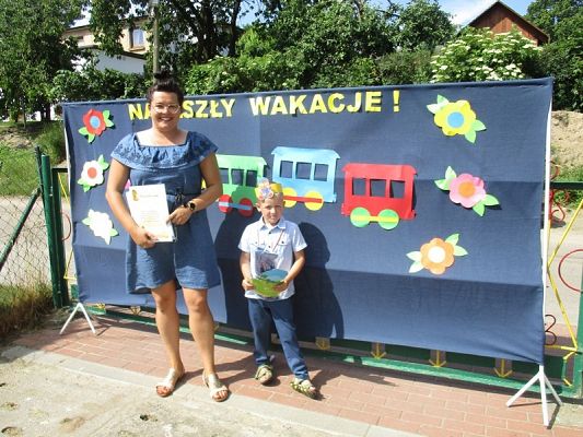 Grafika #3: Galeria zdjęć dzieci i rodziców z rozdania dyplomów i nagród