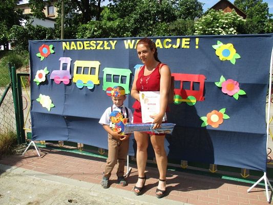 Grafika #4: Galeria zdjęć dzieci i rodziców z rozdania dyplomów i nagród