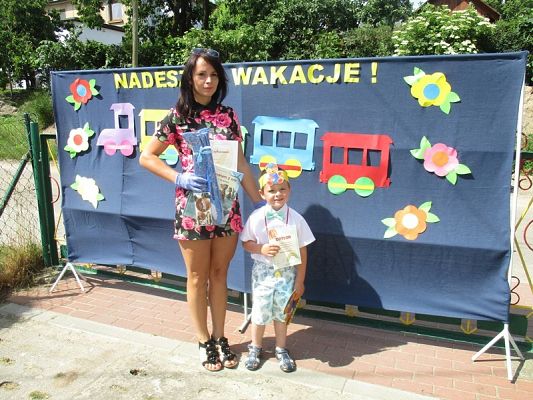 Grafika #5: Galeria zdjęć dzieci i rodziców z rozdania dyplomów i nagród