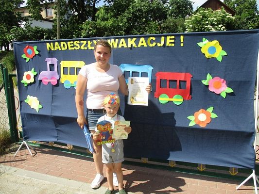 Grafika #6: Galeria zdjęć dzieci i rodziców z rozdania dyplomów i nagród