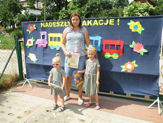 Grafika #9: Galeria zdjęć dzieci i rodziców z rozdania dyplomów i nagród