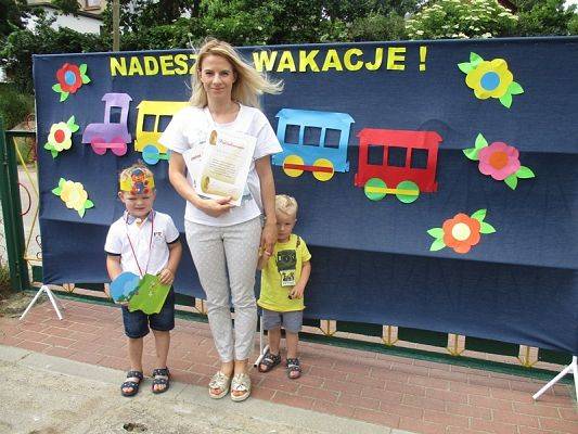 Grafika #11: Galeria zdjęć dzieci i rodziców z rozdania dyplomów i nagród