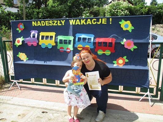 Grafika #13: Galeria zdjęć dzieci i rodziców z rozdania dyplomów i nagród