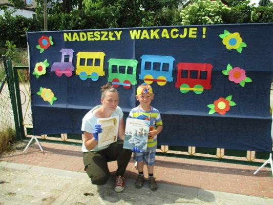 Grafika #10: Galeria zdjęć dzieci i rodziców z rozdania dyplomów i nagród