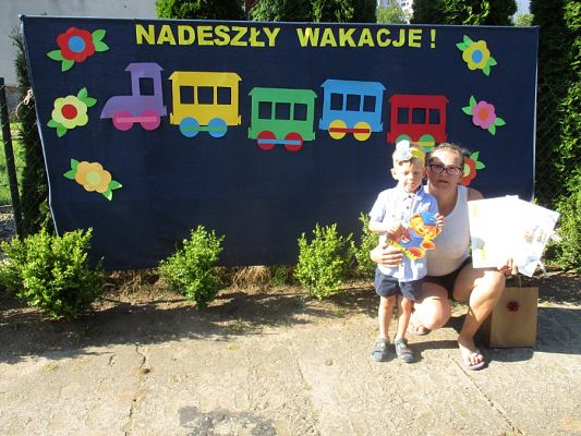 Grafika #14: Galeria zdjęć dzieci i rodziców z rozdania dyplomów i nagród