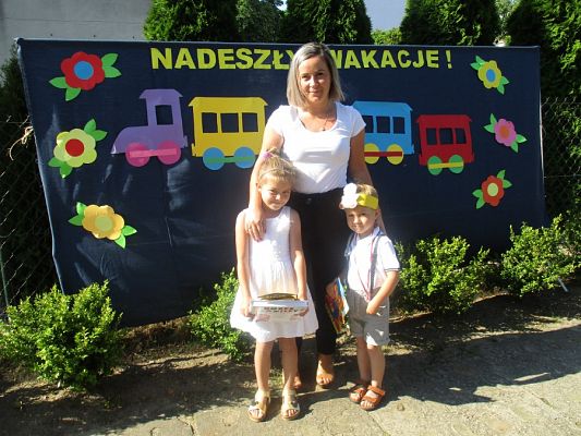 Grafika #17: Galeria zdjęć dzieci i rodziców z rozdania dyplomów i nagród