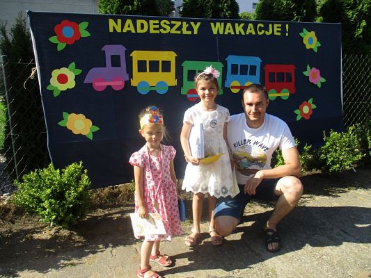 Grafika #18: Galeria zdjęć dzieci i rodziców z rozdania dyplomów i nagród