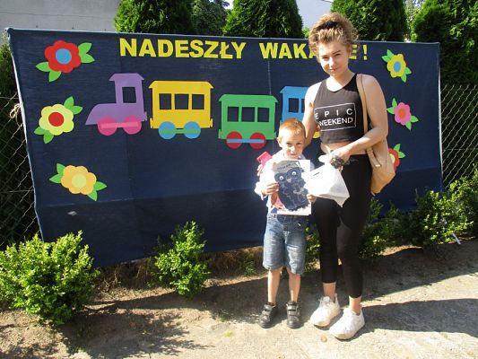 Grafika #22: Galeria zdjęć dzieci i rodziców z rozdania dyplomów i nagród