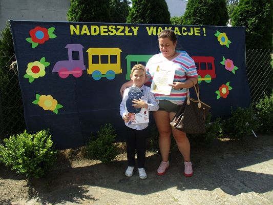 Grafika #24: Galeria zdjęć dzieci i rodziców z rozdania dyplomów i nagród