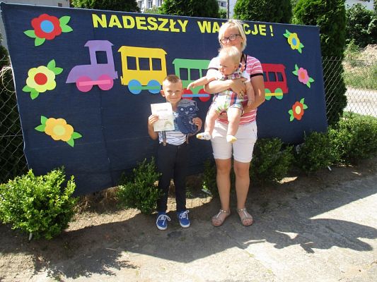 Grafika #25: Galeria zdjęć dzieci i rodziców z rozdania dyplomów i nagród