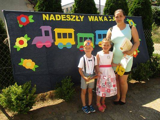 Grafika #20: Galeria zdjęć dzieci i rodziców z rozdania dyplomów i nagród