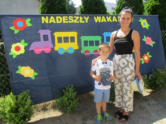 Grafika #27: Galeria zdjęć dzieci i rodziców z rozdania dyplomów i nagród