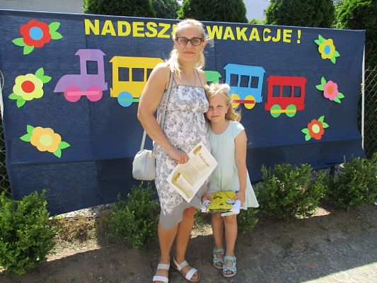 Grafika #30: Galeria zdjęć dzieci i rodziców z rozdania dyplomów i nagród