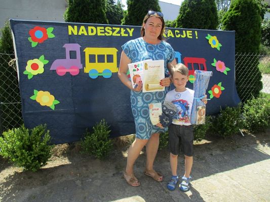 Grafika #29: Galeria zdjęć dzieci i rodziców z rozdania dyplomów i nagród