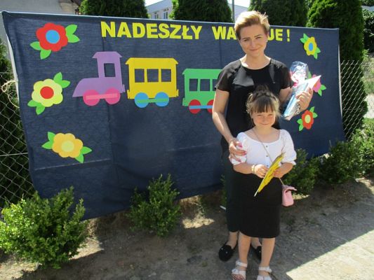 Grafika #31: Galeria zdjęć dzieci i rodziców z rozdania dyplomów i nagród