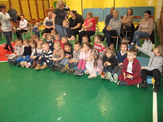 Grafika #0: Przedstawienie "Królewna Śnieżka i siedmiu krasnoludków"