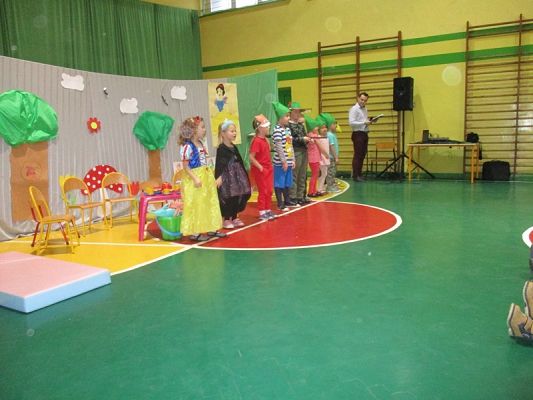 Grafika #10: Przedstawienie "Królewna Śnieżka i siedmiu krasnoludków"