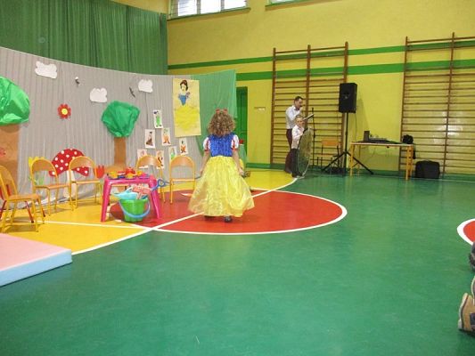 Grafika #4: Przedstawienie "Królewna Śnieżka i siedmiu krasnoludków"