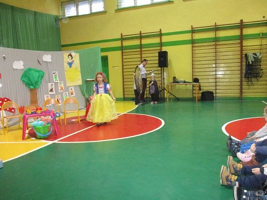 Grafika #7: Przedstawienie "Królewna Śnieżka i siedmiu krasnoludków"