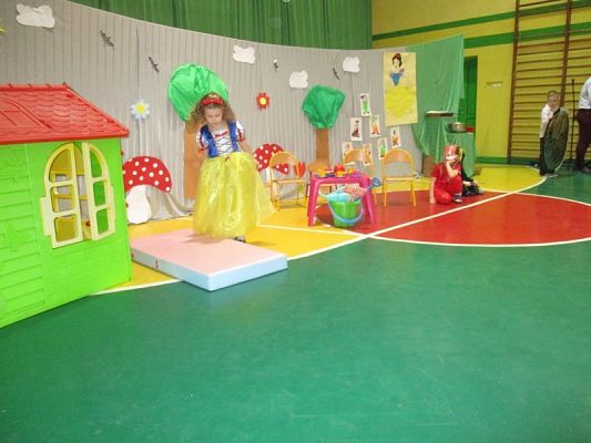 Grafika #8: Przedstawienie "Królewna Śnieżka i siedmiu krasnoludków"