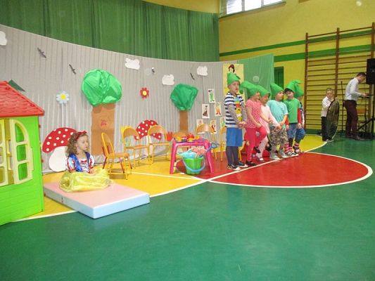 Grafika #6: Przedstawienie "Królewna Śnieżka i siedmiu krasnoludków"