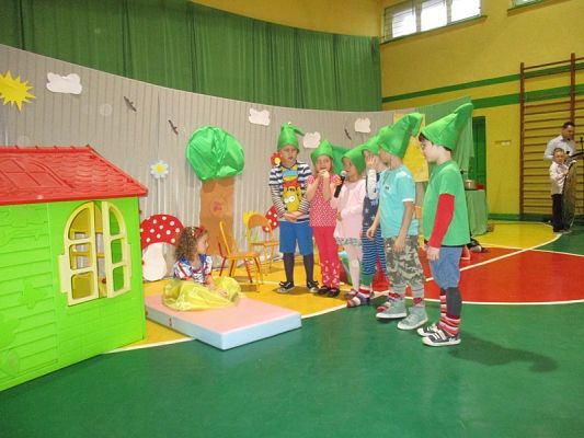 Grafika #9: Przedstawienie "Królewna Śnieżka i siedmiu krasnoludków"