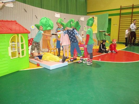 Grafika #17: Przedstawienie "Królewna Śnieżka i siedmiu krasnoludków"