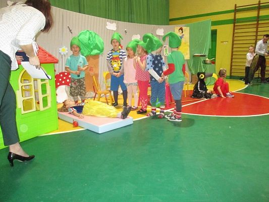 Grafika #15: Przedstawienie "Królewna Śnieżka i siedmiu krasnoludków"