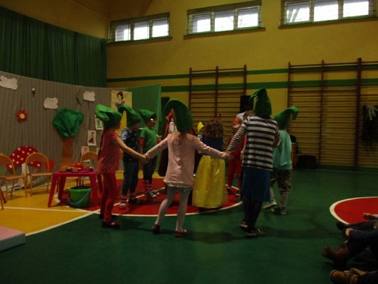 Grafika #11: Przedstawienie "Królewna Śnieżka i siedmiu krasnoludków"