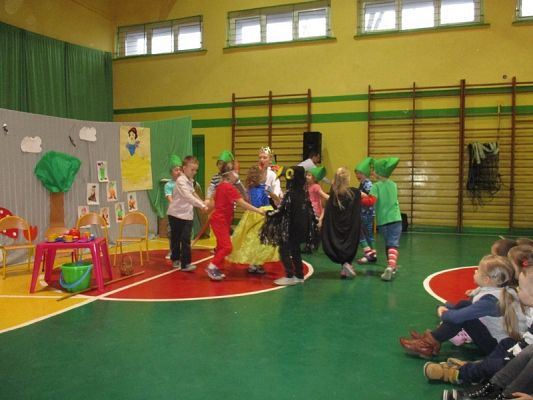 Grafika #16: Przedstawienie "Królewna Śnieżka i siedmiu krasnoludków"