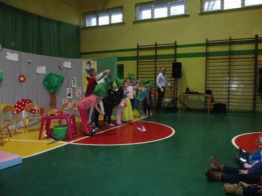 Grafika #14: Przedstawienie "Królewna Śnieżka i siedmiu krasnoludków"