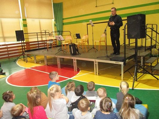  Grafika #6: Koncert muzyczny w szkole