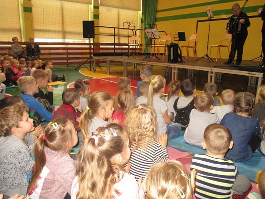  Grafika #4: Koncert muzyczny w szkole