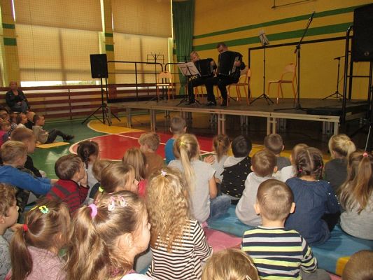  Grafika #5: Koncert muzyczny w szkole