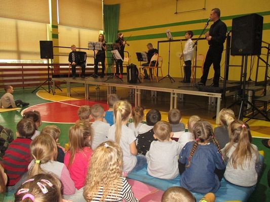  Grafika #7: Koncert muzyczny w szkole