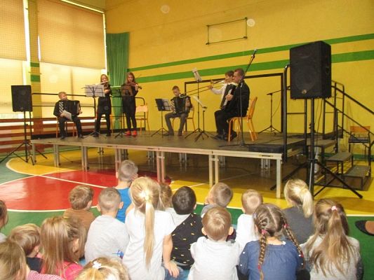  Grafika #12: Koncert muzyczny w szkole