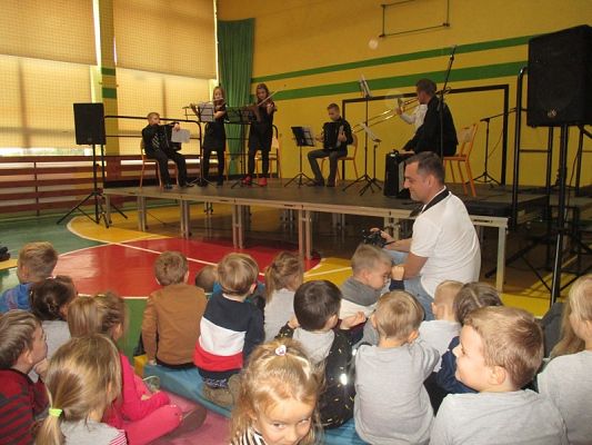  Grafika #13: Koncert muzyczny w szkole