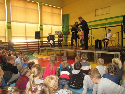  Grafika #10: Koncert muzyczny w szkole