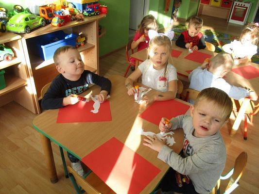  Grafika #2: Przedszkolaki przygotowują się do Święta Niepodległości